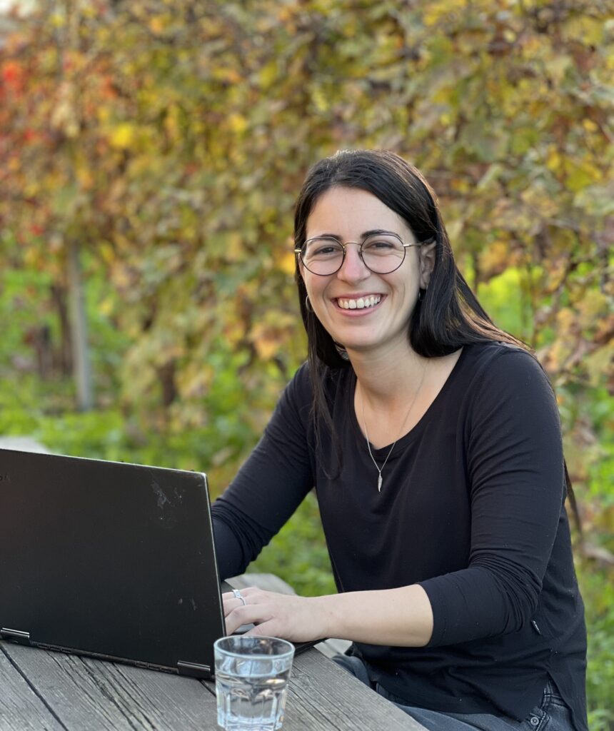 טוהר בתהליך ייעוץ כלכלי לכלכלת המשפחה יושבת מול מחשב עם הטלפון